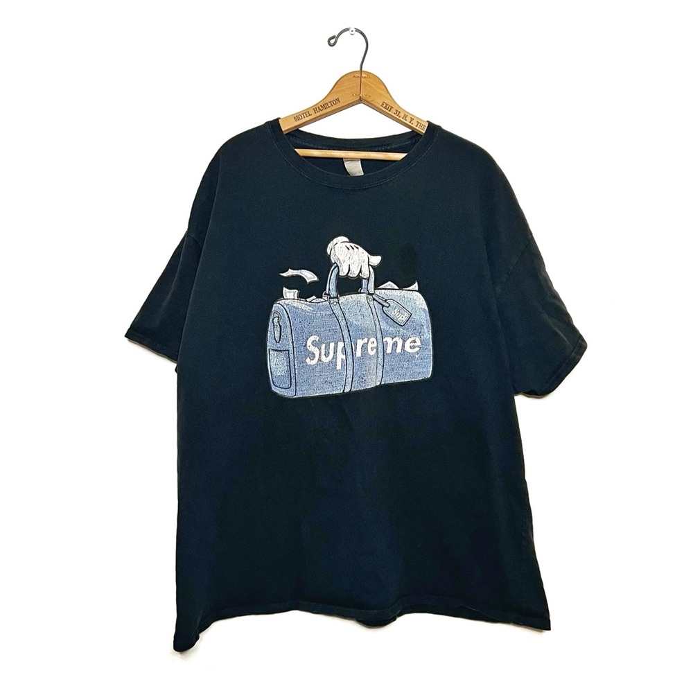 Gildan | Supreme Luggage Tee